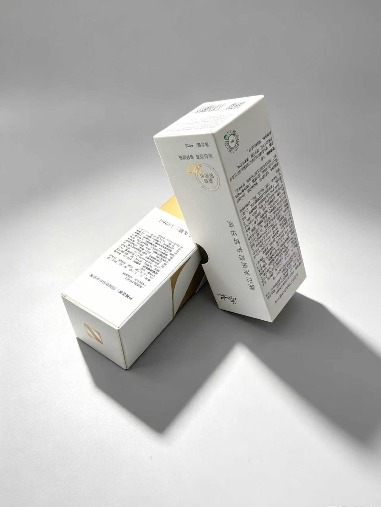 Minimalist White Cardboard Magnetic Box with Gold Trim for High Value Cosmetic & Perfume