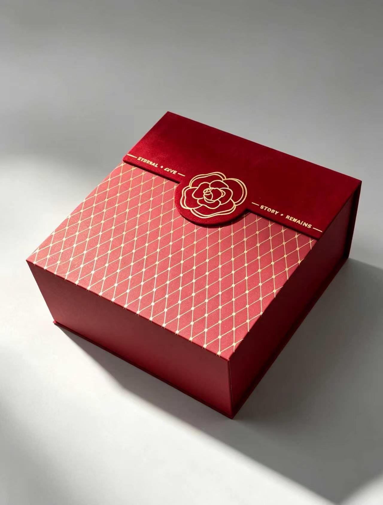 Luxury Red Velvet Handbag Box with Pearl Handle & Camellia Design for Cosmetic Gift Packaging
