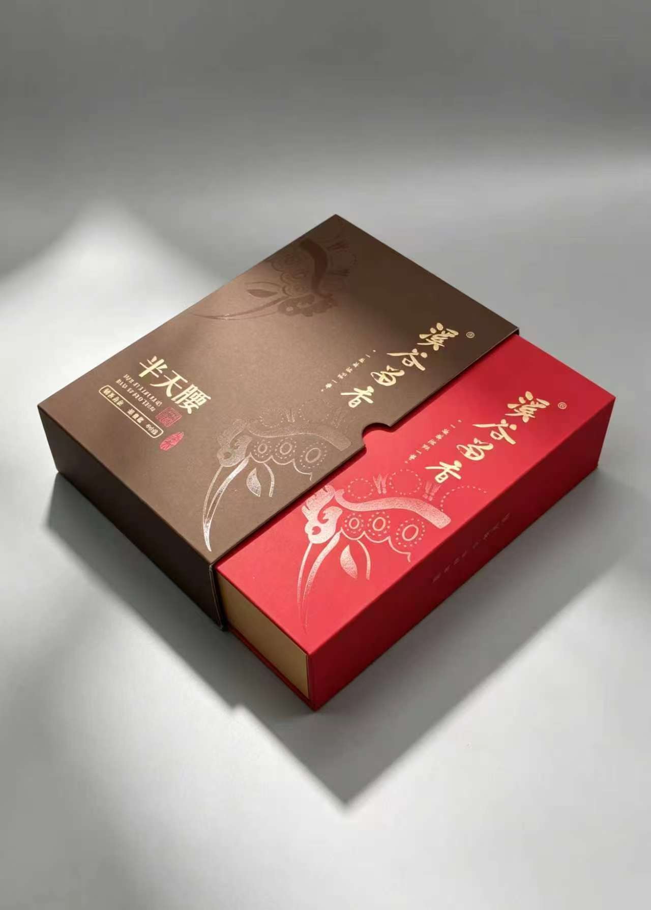 Premium Brown and Red Book-Style Gift Box with Gold Calligraphy for High-End Tea Packaging
